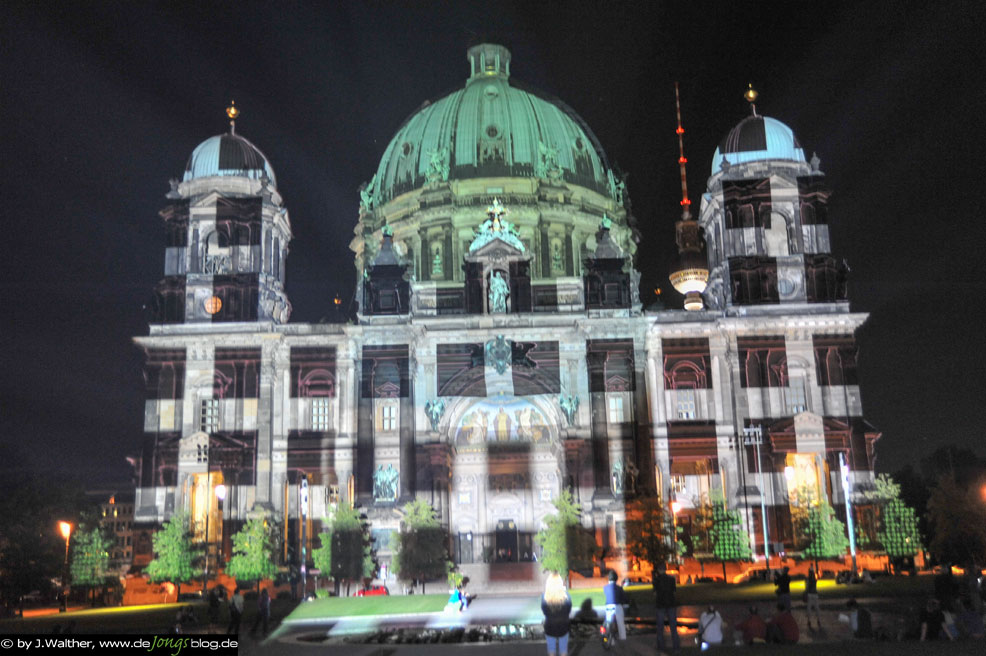 angeleuchtetes Gebäude – Berlin-featured_image