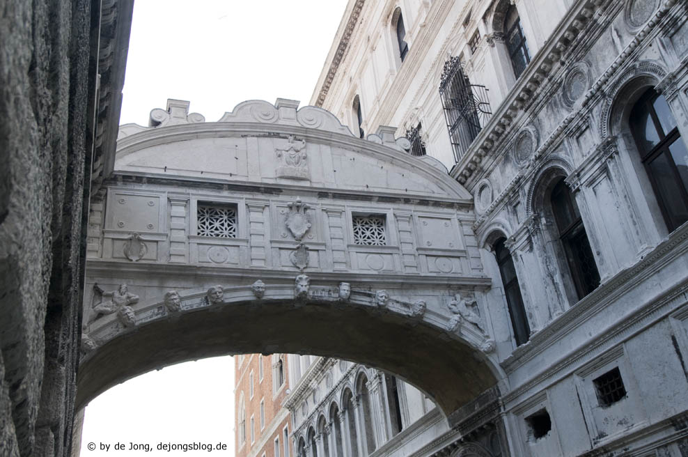 Seufzerbrücke zwischen Dogenpalast und neuem Gefängnis – Venedig – Italien-featured_image